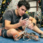 Kit completo di accessori per arrampicata sportiva e bouldering con scarpette, magnesite e imbragatura