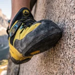 Tecniche di arrampicata in aderenza su placca granito spalmo della scarpetta e attrito gomma