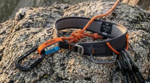 Imbragatura da arrampicata tecnica con anello di servizio, nodo a otto legato e moschettoni su roccia granitica