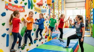 Guide Arrampicata e Mobilità per Tutti i Livelli | Arrampicata.info 2 Bambini e istruttrice che svolgono giochi di arrampicata su parete boulder colorata con materassi morbidi