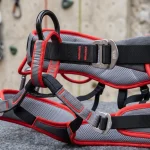 Dettaglio dell'imbrago Black Diamond con passanti di sicurezza rinforzati e fibbie regolabili per arrampicata