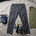 Set di abbigliamento tecnico da arrampicata su roccia con pantaloni rinforzati in Cordura e maglia traspirante