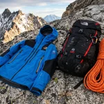 Equipaggiamento tecnico da arrampicata The North Face Summit Series e giacca Futurelight su roccia alpina